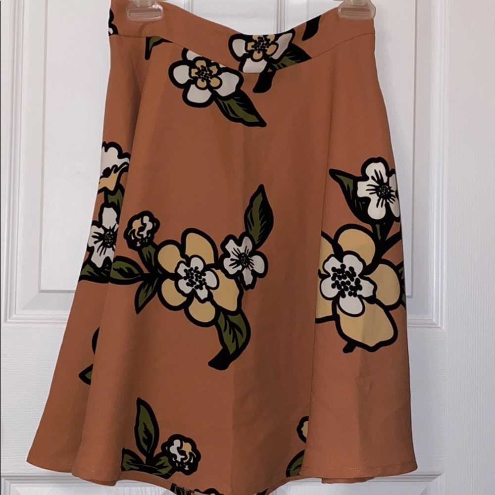High-waisted, knee length Simons dress skirt